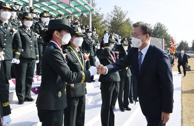 국군간호사관학교 임관식 참석한 文 문재인 대통령이 5일 대전광역시 국군간호사관학교에서 열린 제61기 졸업 및 임관식에 참석해 졸업생도들과 인사하고 있다.   대전=청와대사진기자단