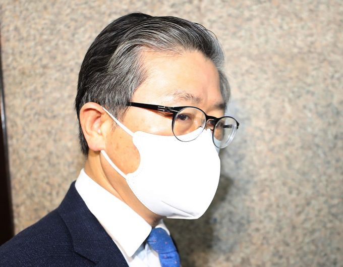 변창흠 국토교통부 장관이 한국토지주택공사(LH) 일부 전·현직 직원들의 광명·시흥지구 땅 투기 의혹과 관련, 5일 서울 여의도 국회에서 이낙연 더불어민주당 대표, 진선미 국회 국토교통위원회 위원장 등과 면담을 마친 뒤 회의실을 나서고 있다. 연합뉴스