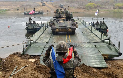 경기도 연천군 전곡지역 훈련장 일대에서 열린 한미연합 도하훈련에서 주한미군 브래들리 장갑차가 한미 양국군이 설치한 문교를 이용해 임진강을 건너고 있다. 세계일보 자료사진