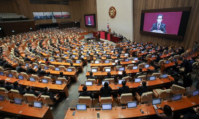 정세균 국무총리가 5일 서울 여의도 국회 본회의에서 4차 재난지원금을 위한 19조5천억 원 규모의 추가경정예산(추경)안 관련 시정연설을 하고 있다. 연합뉴스