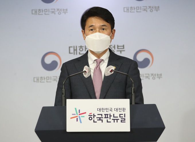 최창원 정부합동조사단장(국무조정실 1차장)이 8일 오후 서울 종로구 정부서울청사 합동브리핑실에서 한국토지주택공사(LH) 일부 전·현직 직원들의 3기 신도시 투기 의혹과 관련 정부합동조사단회의 브리핑을 하고 있다. 뉴스1