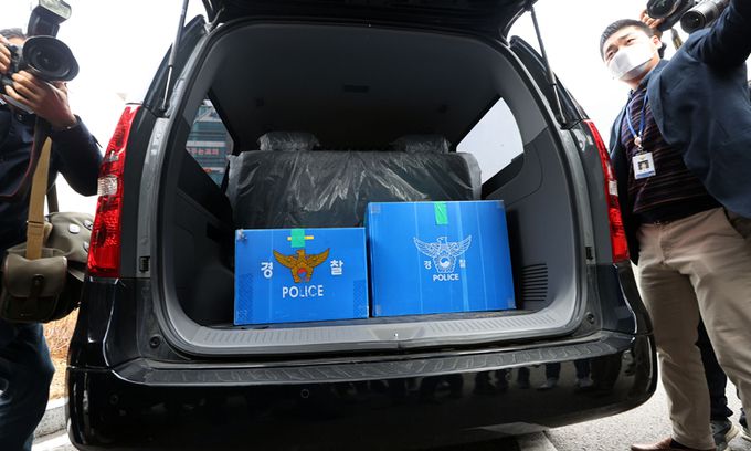 9일 오후 경기 광명 한국토지주택공사(LH) 광명시흥사업본부에서 경기남부경찰청 반부패경제범죄수사대가 'LH임직원 신도시 투기 의혹' 관련 압수수색을 마치고 압수품을 옮기고 있다. 연합뉴스