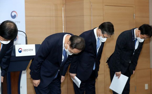 홍남기(왼쪽 두번째) 경제부총리 겸 기획재정부 장관이 관계부처와 함께 7일 오전 서울 종로구 정부서울청사에서 열린 ‘부동산 관련 국민께 드리는 말씀’ 도중 사과를 하고 있다. 뉴시스