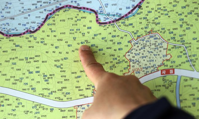 10일 경기 광명시 노온사동의 한 부동산 관계자가 시 소속 공무원이 매입한 노온사동의 토지 일대를 가리키고 있다. 연합뉴스