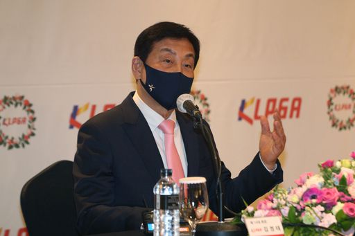 김정태 하나금융그룹회장이 11일 오후 서울 강남구 그랜드 인터컨티넨탈 서울 파르나스에서 열린 ‘한국여자프로골프협회(KLPGA) 제14대 회장 취임 기자회견’에서 소감을 밝히고 있다. 뉴스1