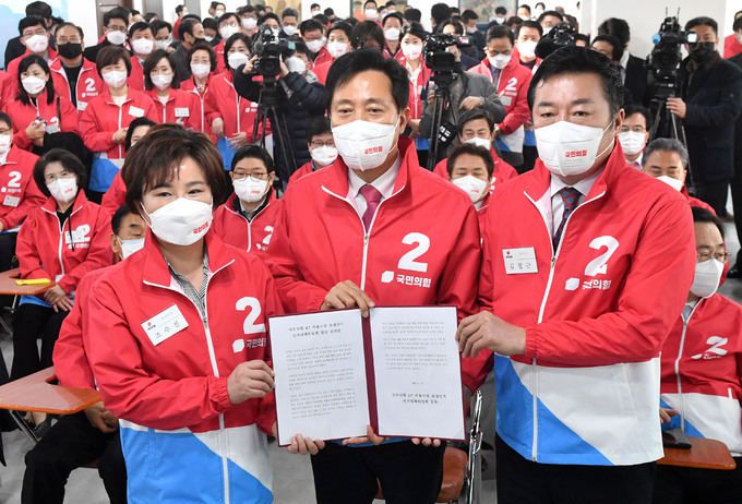 선대위 발대식 국민의힘 오세훈 서울시장 후보(가운데)가 11일 서울 여의도 당사에서 열린 4·7 보궐선거 서울선거대책위원회 발대식에서 필승 결의문을 들고 기념촬영을 하고 있다. 서상배 선임기자