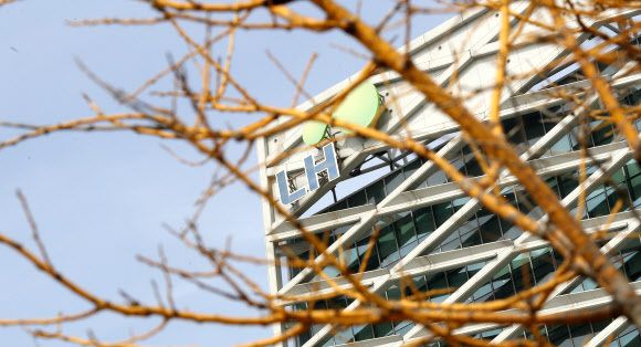 11일 오후 경남 진주시 충무공동 LH 본사 주변에 나뭇가지가 뻗어있다. 연합뉴스