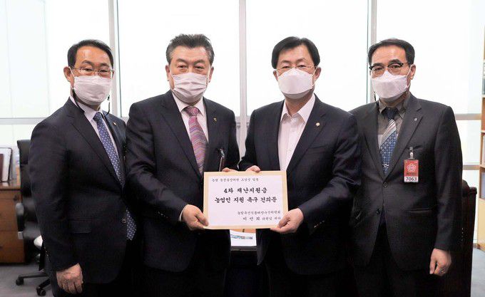 농협 농정통상위원회 조합장들이 11일 국회에서 이만희 의원(국민의힘, 농해수위 간사)을 만나 정부의 4차 재난지원금 농업인 지원을 촉구하는 건의문을 전달하고 있다. 사진 왼쪽부터 조재열 조합장(경기 김포파주인삼농협), 송영조 조합장(농협 농정통상위원회 위원장, 부산 금정농협), 이만희 국회 농해수위 간사 의원, 고평훈 조합장(전남 목포원예농협)