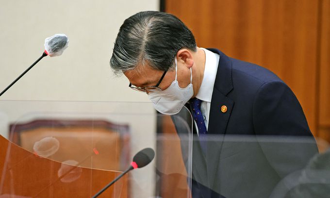고개 숙인 변 장관 변창흠 국토교통부 장관이 12일 국회 국토교통위원회 전체회의에서 한국토지주택공사(LH) 직원들의 땅 투기 의혹과 관련해 “(지난 11일 정부합동조사단이 발표한) 충격적인 결과를 보고 너무 죄송스럽게 생각한다”며 고개를 숙이고 있다. 뉴스1