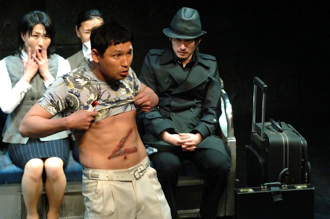 록뮤지컬 ‘지하철 1호선’ 3000회 특별공연에 출연해 지하철에서 소동을 일으키는 양아치역할을 맡아 열연하는 황정민과 뒤에 앉아 이를 지켜보는 조승우.