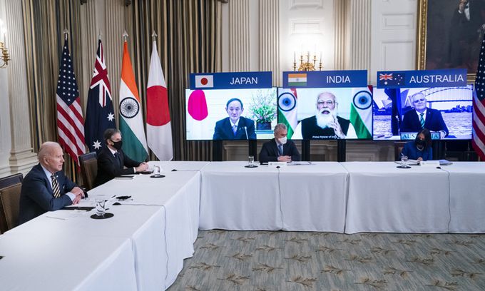 조 바이든 미국 대통령(왼쪽)이 12일(현지시간) 워싱턴 백악관의 스테이트 다이닝룸에서 화상으로 열린 ‘쿼드’ 첫 정상회의에 참여하고 있다. 스크린 왼쪽부터 스가 요시히데 일본 총리, 나렌드라 모디 인도 총리, 스콧 모리슨 호주 총리의 모습이 보인다. 워싱턴=UPI연합뉴스
