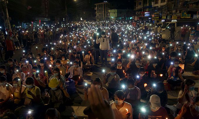 미얀마 최대 도시 양곤에서 14일(현지시간) 통행금지 이후에도 시민들이 휴대전화 불빛을 비추며 군부 쿠데타 규탄 시위를 벌이고 있다. 양곤=AP연합뉴스