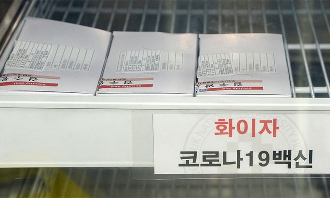 15일 전북 전주시 전북대학교병원 백신 냉장고에 코로나19 백신 '화이자'가 놓여 있다. 뉴시스