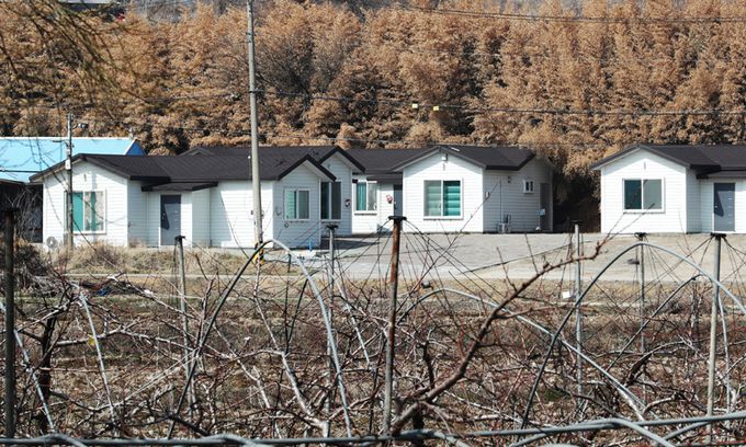 지난 10일 오후 세종국가산업단지 예정 부지로 알려진 세종시 연서면 와촌리 일대에 사람이 거주하지 않는 조립식 주택이 촘촘히 들어서 의혹을 부풀리고 있다. 연합뉴스