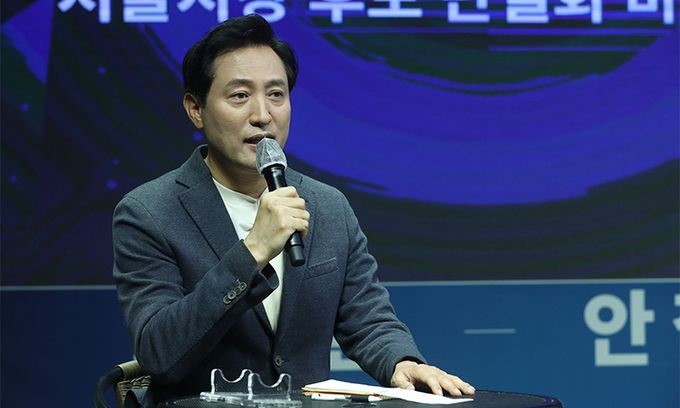 국민의힘 오세훈 서울시장 후보가 지난 15일 서울 영등포구 더플러스 스튜디오에서 열린 단일화 비전발표회에서 취재진의 질문에 답하고 있다. 연합뉴스