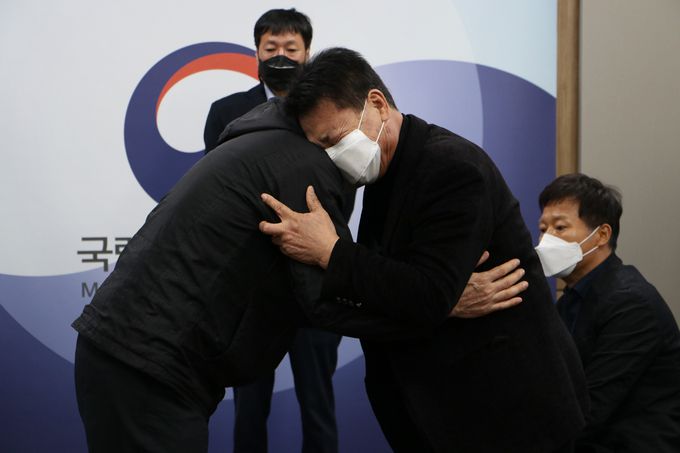 지난 16일 오후 3시 국립5·18민주묘지에서 5·18민주화운동 당시 계엄군으로 참여했던 공수부대원 A씨와 고(故) 박병현씨 유족이 사과와 용서의 포옹을 나누고 있다. 뉴스1