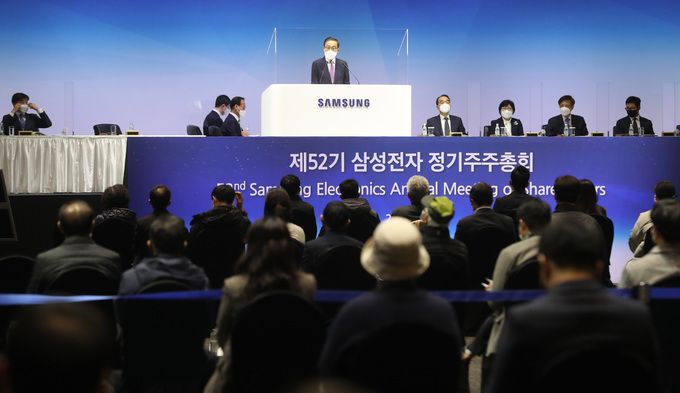 김기남 삼성전자 대표이사 부회장이 17일 경기도 수원시 영통구 수원컨벤션센터에서 열린 ‘제52기 삼성전자 정기주주총회’에서 인사말을 하고 있다. 올해는 주주들의 편의와 코로나19 방역 등을 고려해 사상 처음으로 온라인 생중계도 병행했다. 수원=연합뉴스