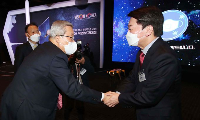 17일 오전 서울 중구 신라호텔에서 열린 매일경제 창간 55주년 제30차 국민보고대회에서 국민의힘 김종인 비상대책위원장(왼쪽)과 국민의당 안철수 서울시장 후보가 인사하고 있다. 국회사진기자단