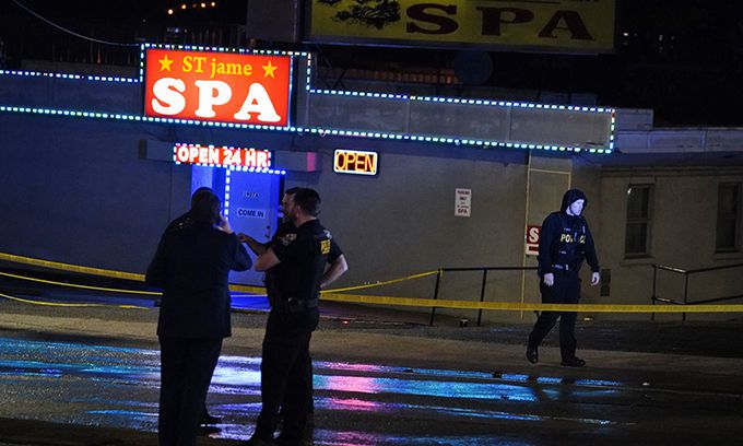 16일(현지시간) 미 조지아주 애틀랜타의 안마시술소에서 총격 사건이 발생한 후 경찰관들이 현장에 모여 있다. 경찰은 21세의 남성이 애틀랜타 인근 안마시술소 3곳에서 총격을 가해 8명이 숨졌다고 밝혔다. 애틀란타=AP뉴시스