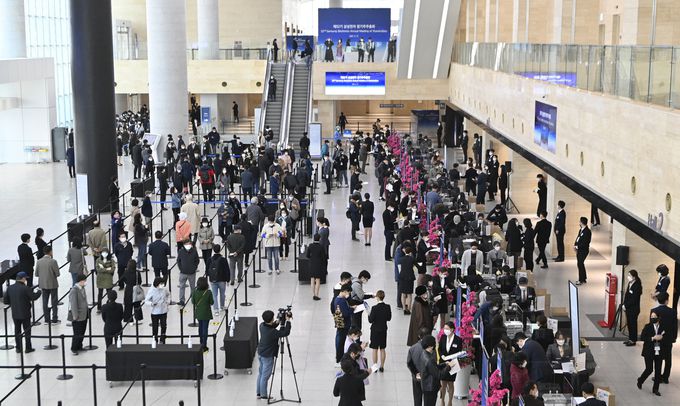 17일 오전 경기도 수원시 영통구 수원컨벤션센터에서 열린 제 52기 삼성전자 정기주주총회에서 주주들이 입장하고 있다. 뉴스1