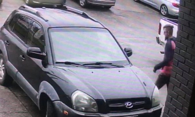 CCTV에 찍힌 용의자 16일(현지시간) 미국 조지아주 애틀랜타 총격 사건 현장에서 폐쇄회로(CC)TV에 포착된 용의자 로버트 에런 롱(오른쪽)의 모습. 체로키카운티 보안관실 페이스북 제공, 애틀랜타=AFP연합뉴스