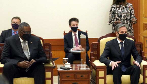 미국의 토니 블링컨 국무장관(오른쪽)과 로이드 오스틴 국방장관이 18일 오후 청와대를 예방해 문재인 대통령을 만나고 있다. 연합뉴스