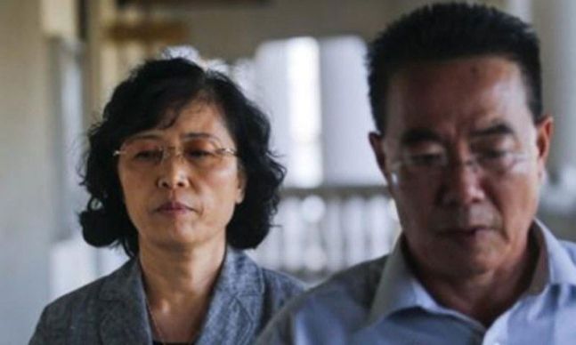 대북제재 위반으로 말레이시아 당국에 체포된 문철명씨의 부인 강선비(왼쪽)씨가 지난 2019년 12월6일 재판 방청을 위해 쿠알라룸푸르 고등법원에 도착하고 있다. 연합뉴스