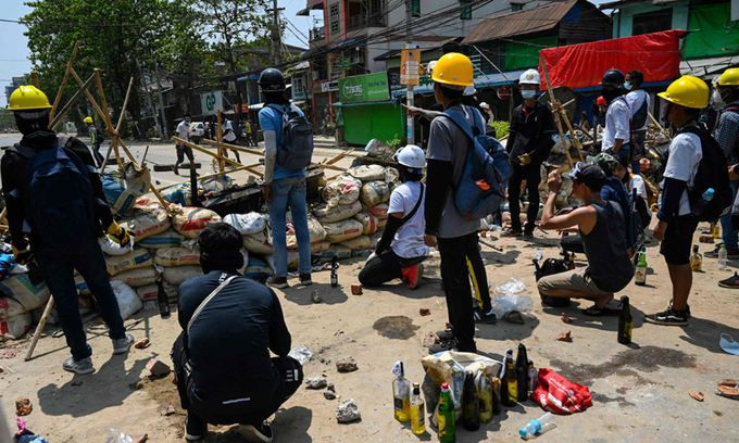 19일(현지시간) 미얀마 양곤에서 반쿠데타 시위대가 군경 진압에 맞서 바리케이드를 설치한 가운데, 거리 곳곳에 화염병들이 보인다. 양곤=AFP연합뉴스