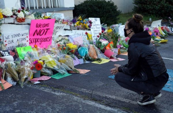 한인 여성 4명을 포함해 8명의 목숨을 앗아간 총격사건이 일어난 미국 애틀랜타에서 한 시민이 희생자를 추모하고 있다. 연합뉴스