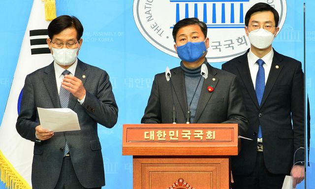 더불어민주당 부산지역 정·관·경 토착비리 조사 특별위원회 장경태 간사와 김영배, 신동근 의원이 지난 16일 서울 여의도 국회 소통관에서 국민의힘 박형준 부산시장 후보의 해운대 LCT 특혜분양 의혹 해명을 요구하는 기자회견을 열고 있다. 뉴시스