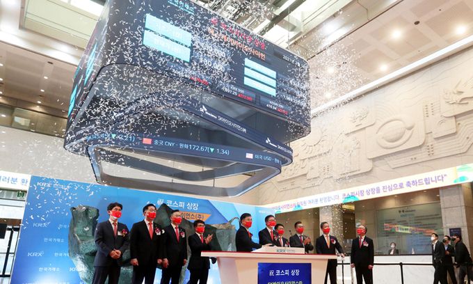 안재용 SK바이오사이언스 대표이사가 18일 서울 여의도 한국거래소에서 열린 백신개발생산업체 SK바이오사이언스의 유가증권시장 신규상장 기념식에서 매매 개시를 축하하고 있다. 뉴시스