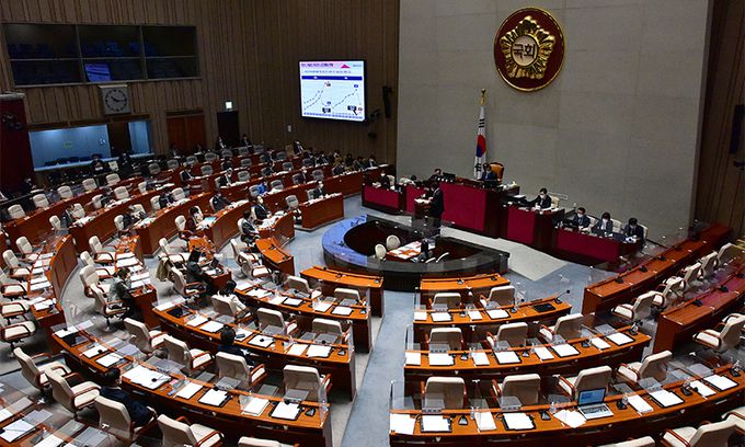 지난 19일 국회에서 2021년도 제1회 추가경정예산안 등의 논의를 위한 예산결산특별위원회 전체회의가 열리고 있다. 연합뉴스