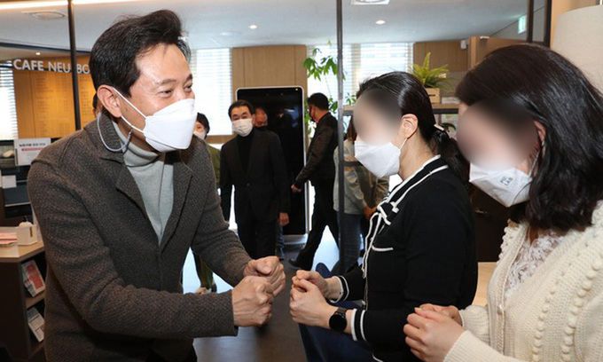 주민센터로… 국민의힘 오세훈 서울시장 후보가 22일 서울 서초구 서초4동 주민센터에서 공유어린이집 관계자들과 간담회를 하기 전 인사를 나누고 있다. 국회사진기자단