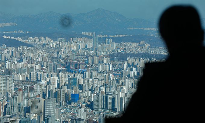 지난 2월 4일 정부는 '공공주도 3080+, 대도시권 주택공급 획기적 확대방안'(2·4공급대책)을 통해 2025년까지 서울 32만가구, 전국 83만가구를 추가 공급하겠다고 밝혔다. 사진은 서울 중구 남산서울타워에서 바라 본 도심 아파트 일대. 뉴스1