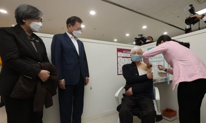 백신 접종 지켜보는 문재인 대통령. 연합뉴스