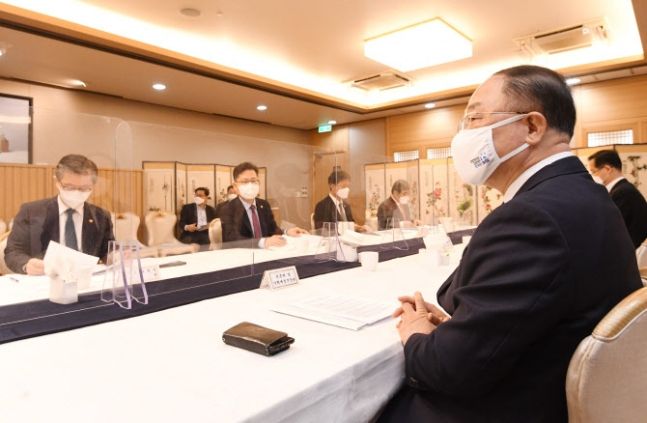 홍남기(오른쪽 첫번째) 경제부총리 겸 기획재정부 장관이 17일 오전 서울 광화문 정부서울청사에서 열린 ‘제17차 부동산시장 점검 관계장관회의’를 주재하고 있다. 기획재정부