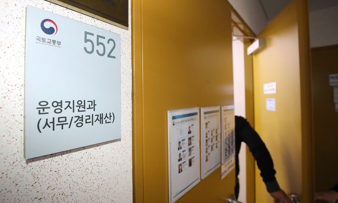 경찰이 국토교통부 공공주택본부 및 LH공사에서 2015년 이후 근무한 모든 전·현직 직원들의 인적 사항을 확보하기 위해 세종시 정부세종청사 국토교통부 운영지원과를 압수수색 중인 것으로 알려진 24일 오후 어수선한 분위기 속에 한 직원이 들어가고 있다. 연합뉴스