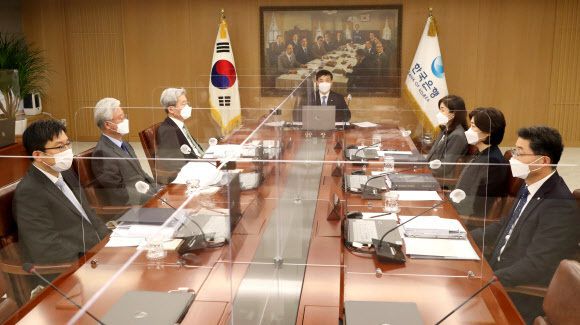 이주열 한국은행 총재가 2월 25일 오전 서울 중구 한국은행에서 열린 금융통화위원회 본회의를 주재하고 있는 모습. 한국은행 제공