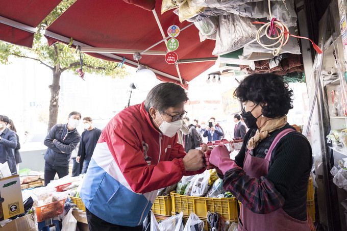 박형준 국민의힘 후보가 전통시장 상인과 화이팅을 외치고 있다. 박형준 선거사무실 제공