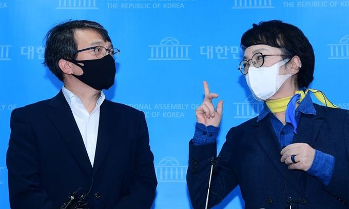 의원직 사퇴를 선언한 열린민주당 김진애 의원과 의원직 승계예정자인 김의겸 전 청와대 대변인이 지난 3일 국회 소통관에서 취재진과 인터뷰하고 있다. 연합뉴스