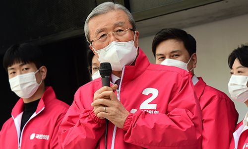 김종인 국민의힘 비상대책위원장이 25일 서울 중구 덕수궁 대한문 앞에서 열린 오세훈 국민의힘 서울시장 후보의 시청역 거점유세에서 지원 연설을 하고 있다. 뉴스1