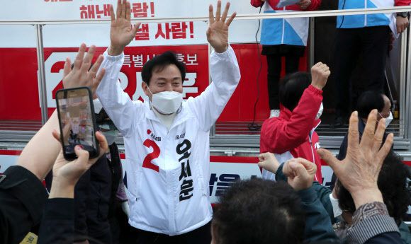서울시장 보궐선거 공식선거운동 첫날인 25일 국민의힘 오세훈 서울시장 후보가 서울 동대문구 경동시장에서 유세운동을 하고 있다. 앞서 오 후보는 시장이 됐을 때 TBS 교통방송에 서울시 예산을 지원하지 않을 수 있다는 공약을 내세웠다. 국회사진취재단
