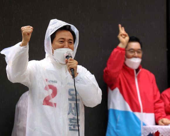 오세훈 국민의힘 서울시장 후보가 27일 서울 마포구 홍대 상상마당 인근에서 선거유세를 하고 있다. 오세훈캠프 제공