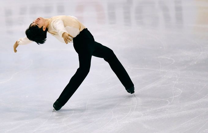 차준환이 27일 스웨덴 스톡홀름에서 열린 2021 ISU 피겨스케이팅 세계선수권대회 남자 싱글 프리스케이팅에서 연기를 펼치고 있다. 스톡홀름=AP연합뉴스