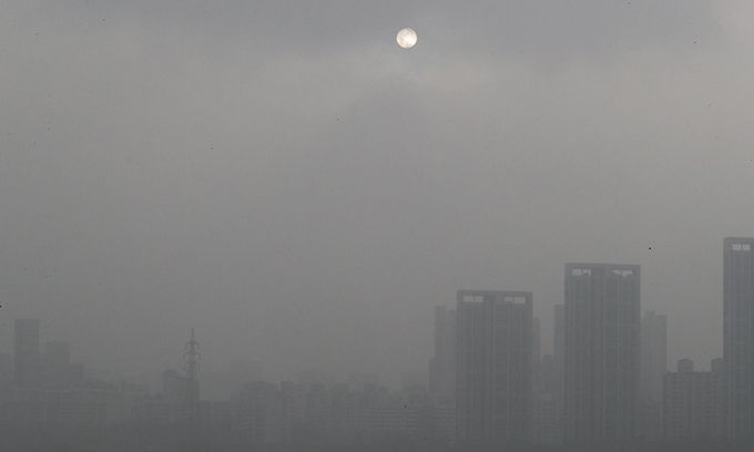 기상청은 29일 오전 7시 10분을 기해 서울 전역에 황사경보를 발효했다. 황사경보는 황사로 인해 시간당 평균 미세먼지 농도가 800㎍/㎥ 이상인 상태가 2시간 이상 계속될 것으로 예측될 때 발효된다. 서울 시내 도심이 뿌옇게 변해 태양이 빛을 잃고 있다. 사진은 반포대교에서 바라본 서울 강남지역 모습. 연합뉴스