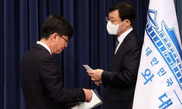 대통령비서실 김상조 청와대 정책실장이 29일 청와대 춘추관에서 열린 브리핑에서 퇴임인사를 마치고 연단을 내려오며 이호승 신임 정책실장과 교차하고 있다. 연합뉴스