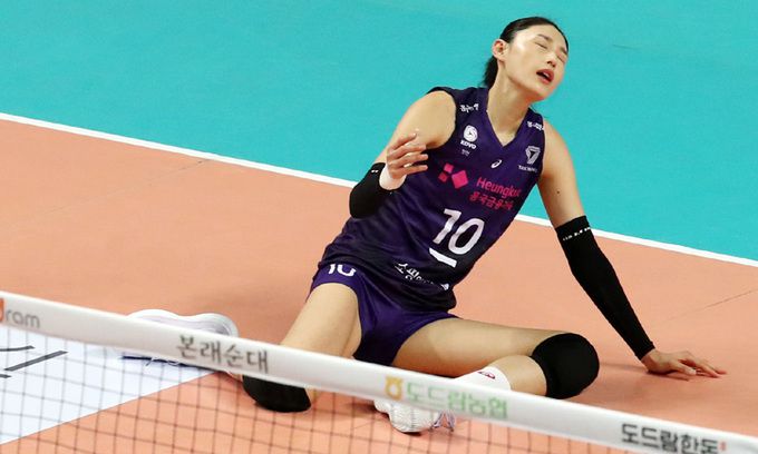 김연경이 지난 28일 서울 장충체육관에서 열린 GS칼텍스와의 2020∼2021 V리그 여자부 챔피언결정전 2차전에서 수비에 실패한 뒤 아쉬워하고 있다. 뉴시스