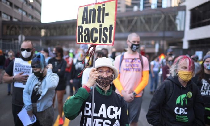 비무장 흑인 조지 플로이드의 목을 짓눌러 사망케 한 백인 경찰관 데릭 쇼빈의 재판을 앞두고 미니애폴리스에서 시위가 열리고 있다. AFP뉴스1