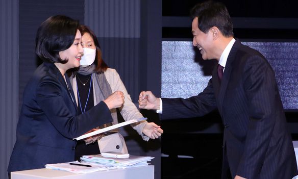 4·7 서울시장 보궐선거에 출마한 더불어민주당 박영선, 국민의힘 오세훈 후보가 29일 밤에 열린 TV토론회에 앞서 인사하고 있다. 뉴시스