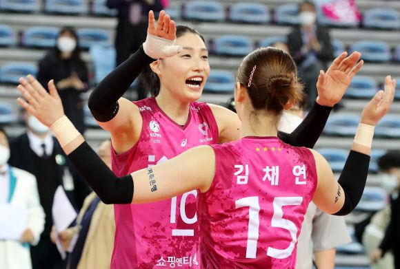 지난 30일 오후 인천 계양체육관에서 열린 프로배구 여자부 '2020-2021 도드람 V-리그' 챔피언결정전 3차전 GS칼텍스와 흥국생명의 경기에서 준우승을 차지한 흥국생명 김연경(왼쪽)이 동료 선수들과 기뻐하고 있다. 뉴스1